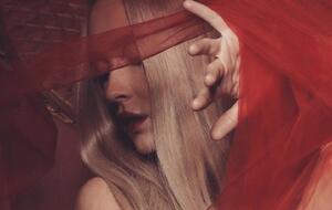 Николайчук появилась в кадре в красном