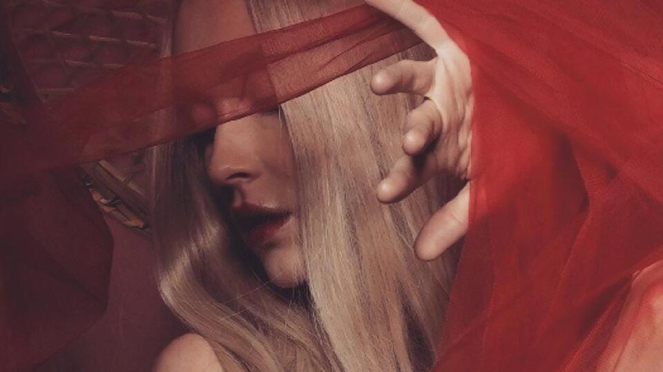 Николайчук появилась в кадре в красном