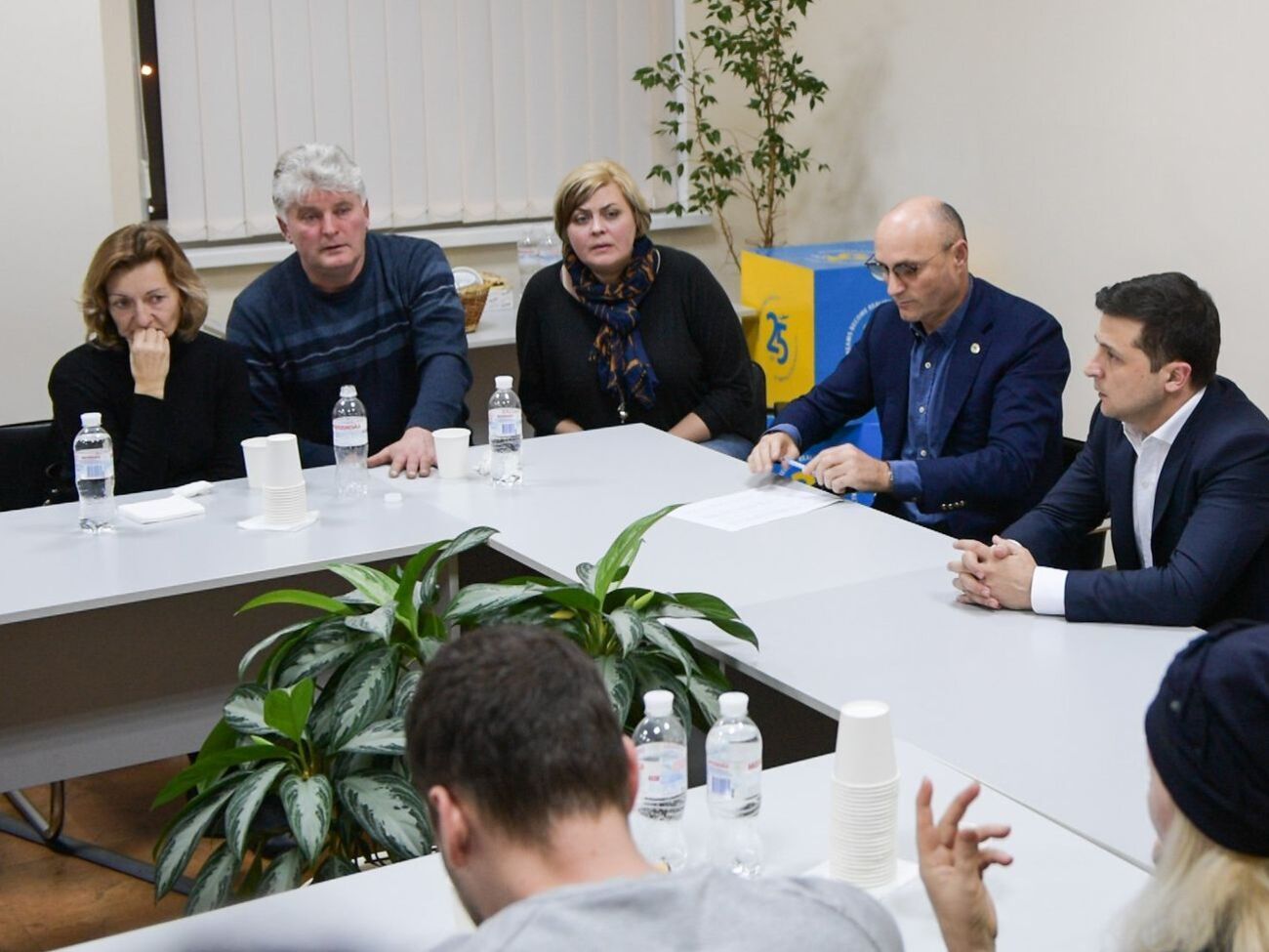 На фото Дыхне и президент Украины Зеленский встречаются с родственниками погибших