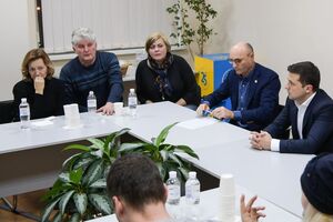 На фото Дыхне и президент Украины Зеленский встречаются с родственниками погибших
