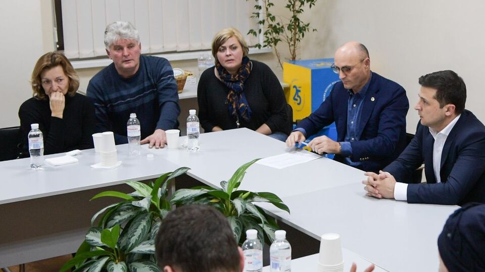 На фото Дихне і президент України Зеленський зустрічаються з родичами загиблих