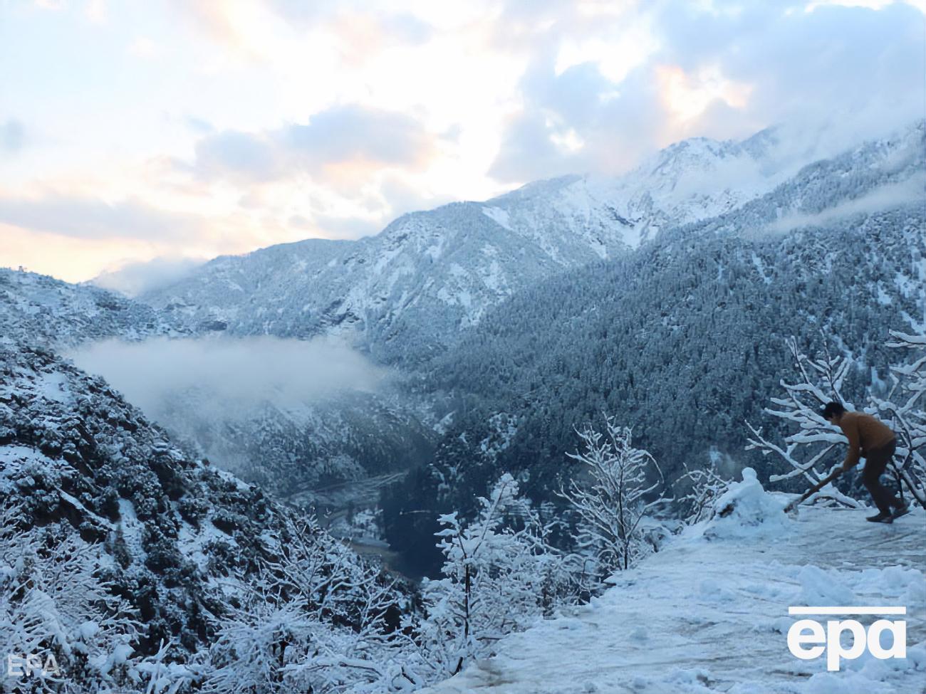 За даними місцевої влади, загалом із 12 січня через погодні умови в Індії та Пакистані загинуло не менше ніж 126 осіб