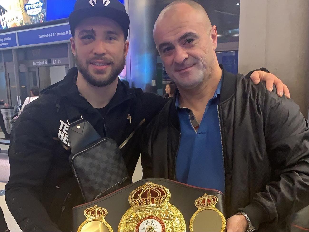 Беспутін (зліва) є чемпіоном світу за версією WBA