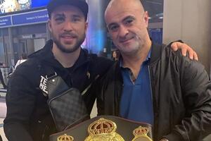 Беспутин (слева) является чемпионом мира по версии WBA