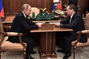Путін і Медведєв (на фото праворуч) зустрілись 15 січня