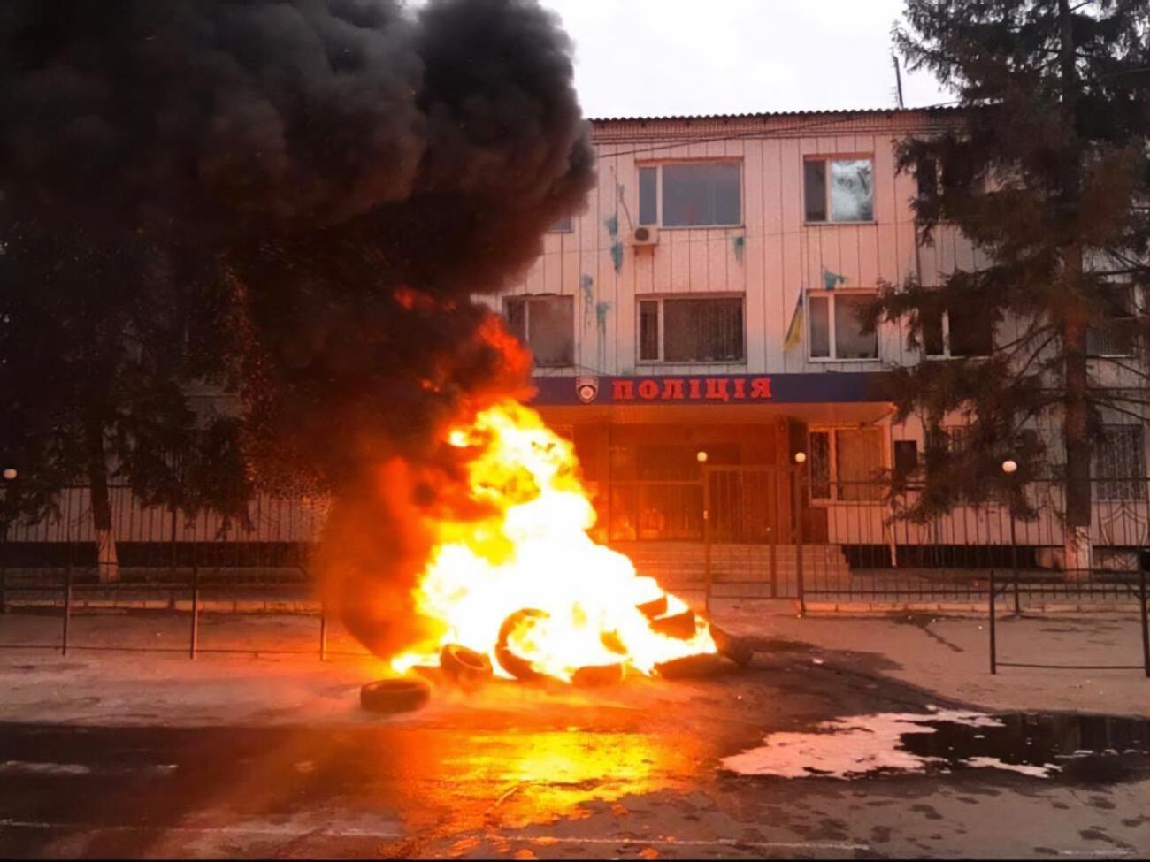 4&ndash;5 января митингующие в Каховке жгли шины и перекрывали дорогу у отделения полиции, требуя непредвзятого расследования убийства