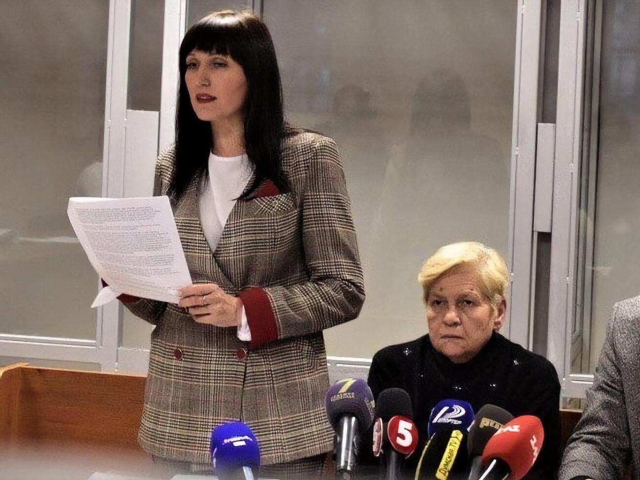 Фомич (на фото справа) обязали находиться дома в ночное время