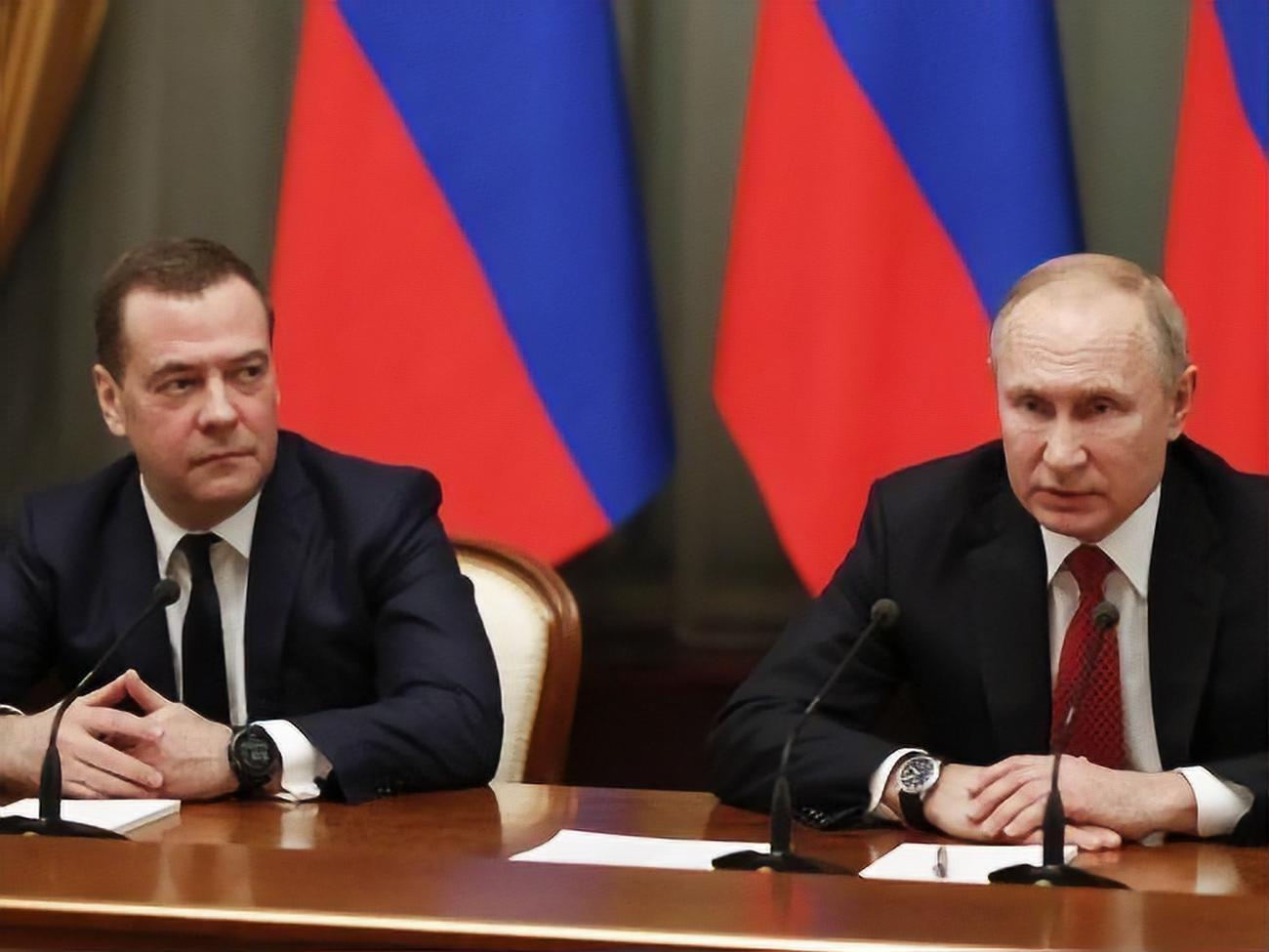Медведев объявил об отставке правительства