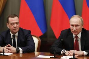 Медведев объявил об отставке правительства