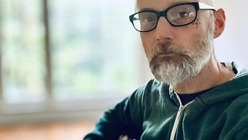 Moby выпустил клип, в котором сочетаются документальные кадры и анимация