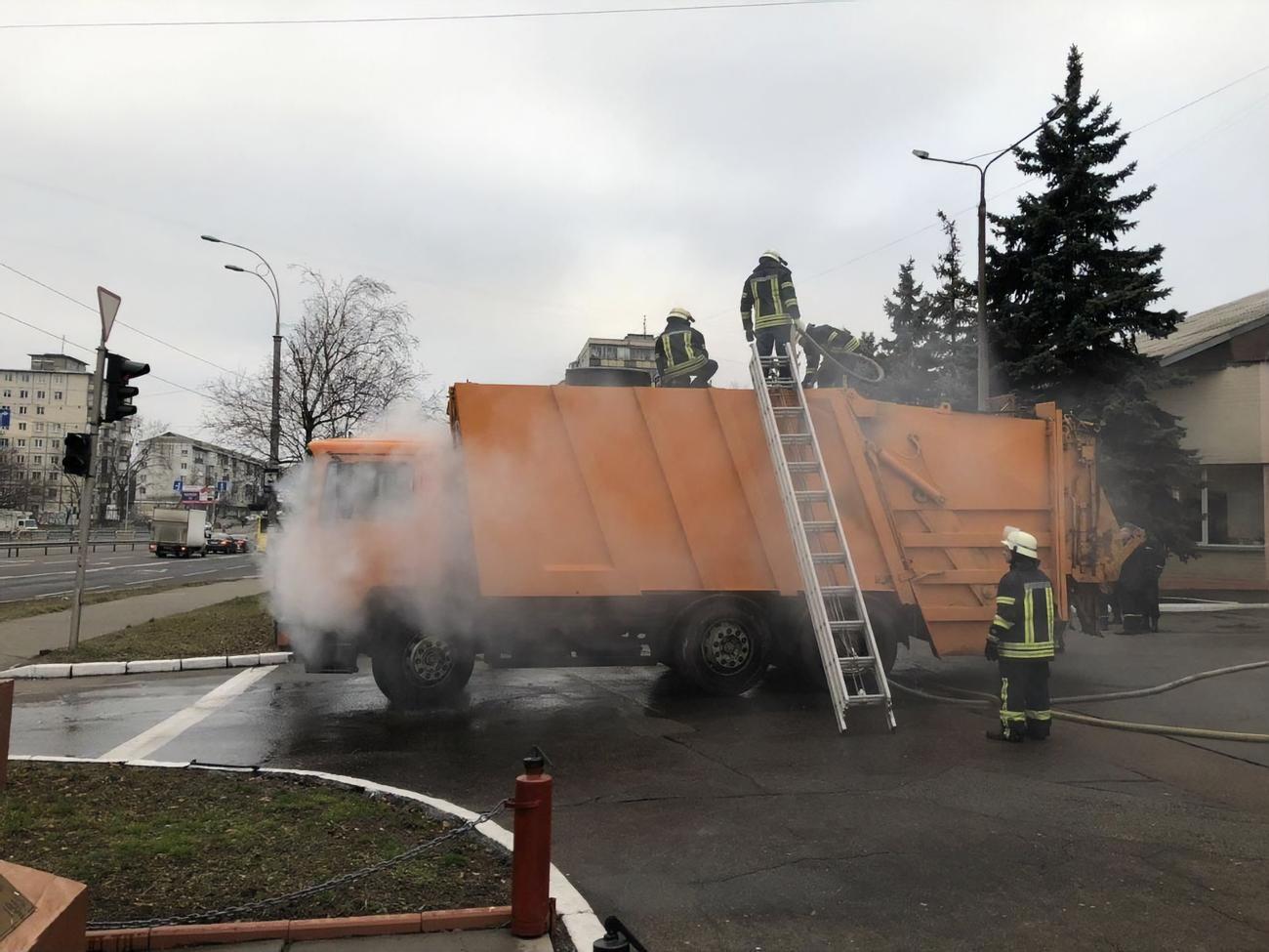 Унаслідок пожежі було пошкоджено контейнер сміттєвоза