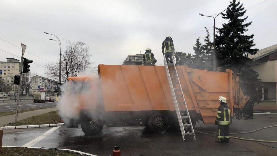 В результате возгорания был поврежден контейнер мусоровоза