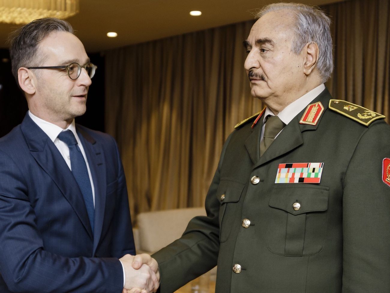 Маас провел встречу с Хафтаром