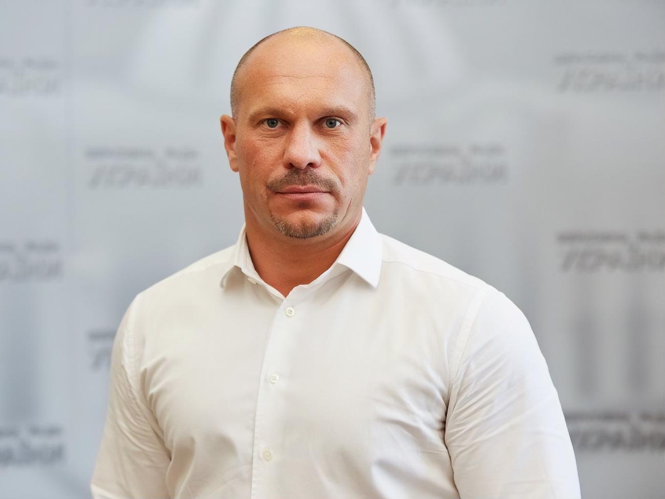 Кива рассматривал фото во время заседания