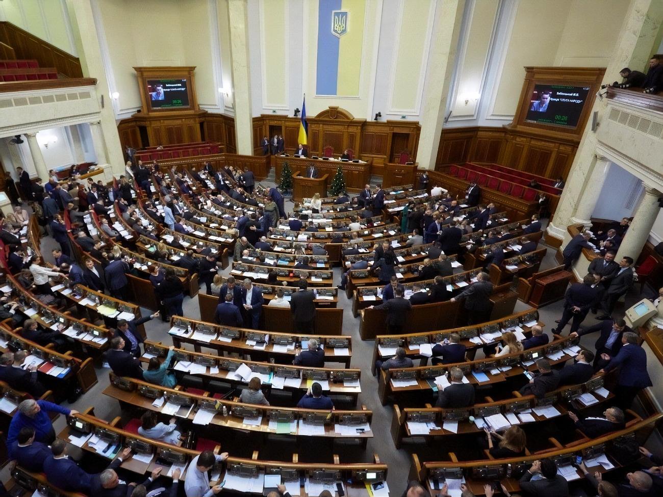 Парламент ушел на перерыв до 10.50