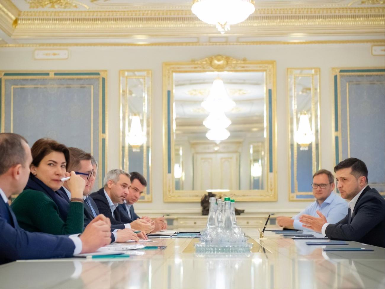 Зеленський наказав з'ясувати, хто саме був на зустрічі з Гончаруком