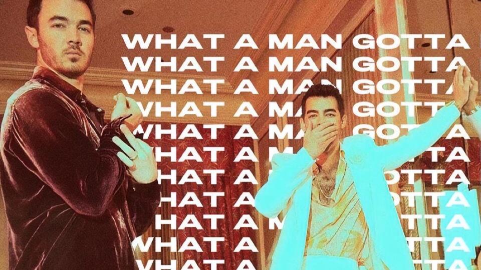 В ролике воспроизвели сцены из фильмов 1980-х годов