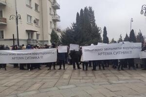 Митингующие выразили возмущение, что антикоррупционное ведомство возглавляет человек, которого суд признал коррупционером