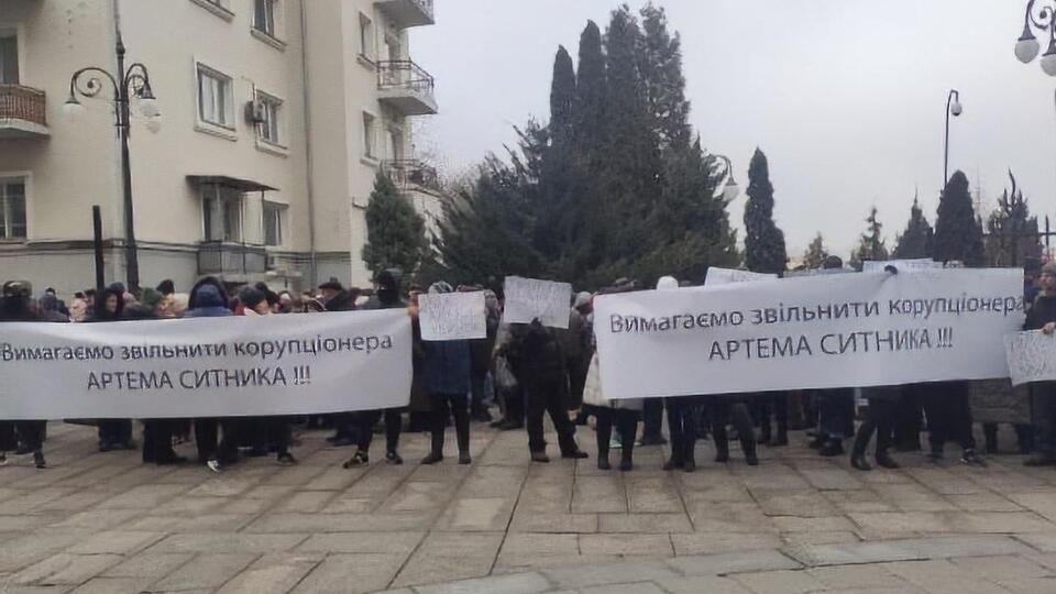 Митингующие выразили возмущение, что антикоррупционное ведомство возглавляет человек, которого суд признал коррупционером