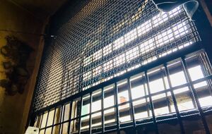 Часть окон чрезмерно зарешечена, а некоторые из-за отсутствия стекла нужно было закрывать одеялами