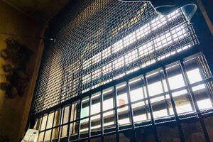 Частина вікон надмірно заґратована, а деякі через відсутність скла потрібно було закривати ковдрами