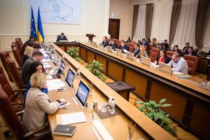 Обнародованы зарплаты членов правительства