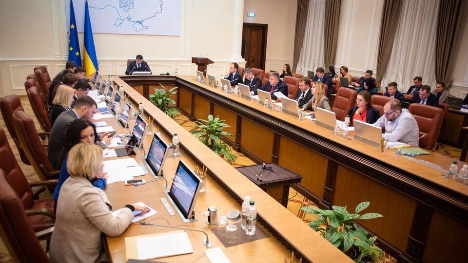 Обнародованы зарплаты членов правительства