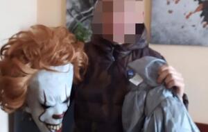 Костюм клоуна у мужчины изъяли