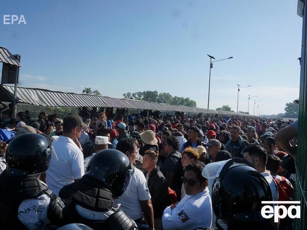 Мигранты хотят пересечь мексиканскую границу