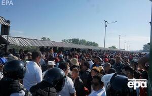 Мигранты хотят пересечь мексиканскую границу