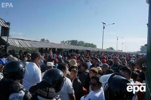 Мигранты хотят пересечь мексиканскую границу