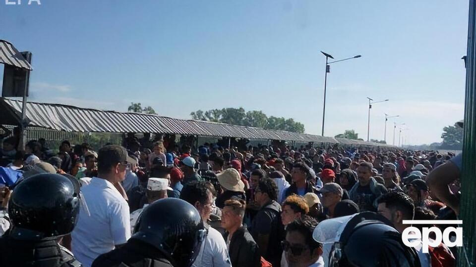 Мигранты хотят пересечь мексиканскую границу