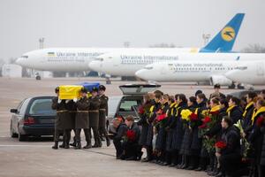 В Борисполь доставили тела украинцев, погибших в авиакатастрофе в Иране, гробы членов экипажа встречали на коленях. Фоторепортаж