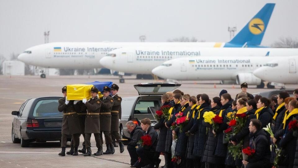 В Борисполь доставили тела украинцев, погибших в авиакатастрофе в Иране, гробы членов экипажа встречали на коленях. Фоторепортаж