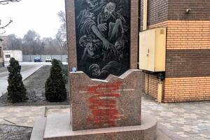 Текст на памятнике закрасили краской