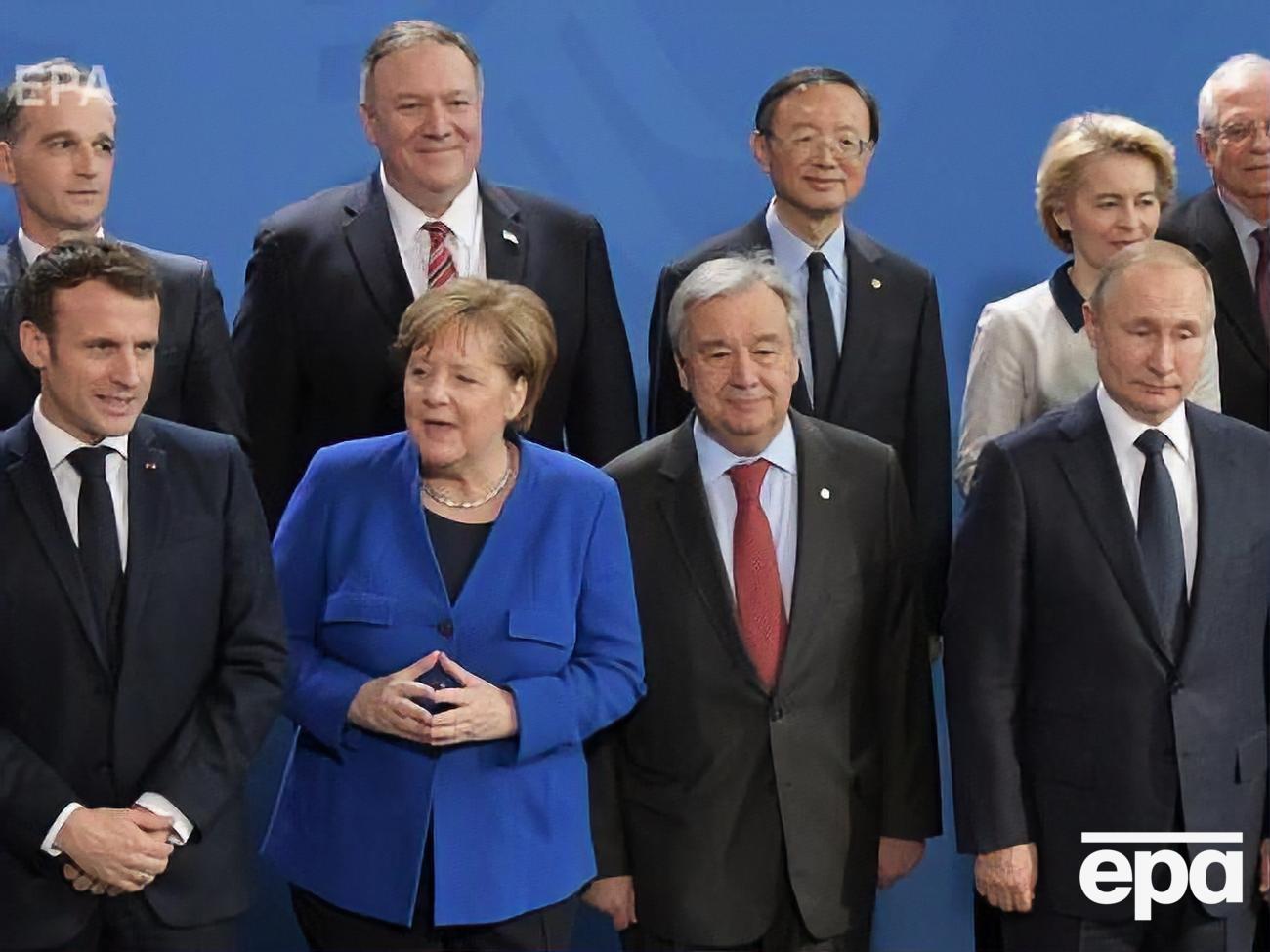 Путін (на фото крайній праворуч у першому ряду) прийшов на фотознімання одним з останніх