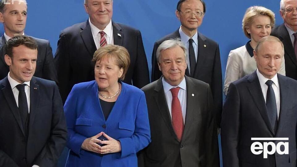 Путін (на фото крайній праворуч у першому ряду) прийшов на фотознімання одним з останніх