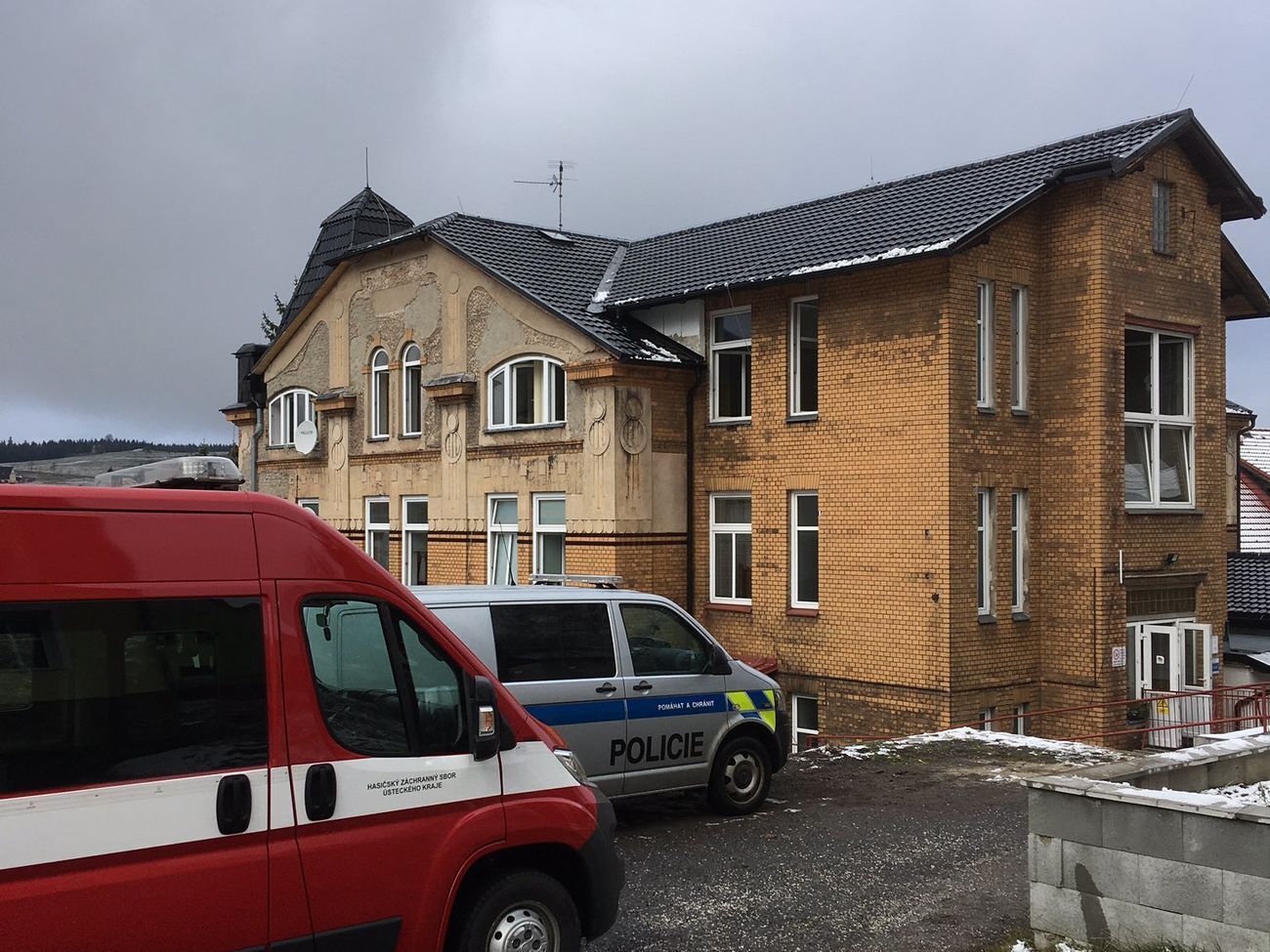 Унаслідок пожежі травмовано щонайменше чотирьох осіб, двоє з яких перебувають у важкому стані