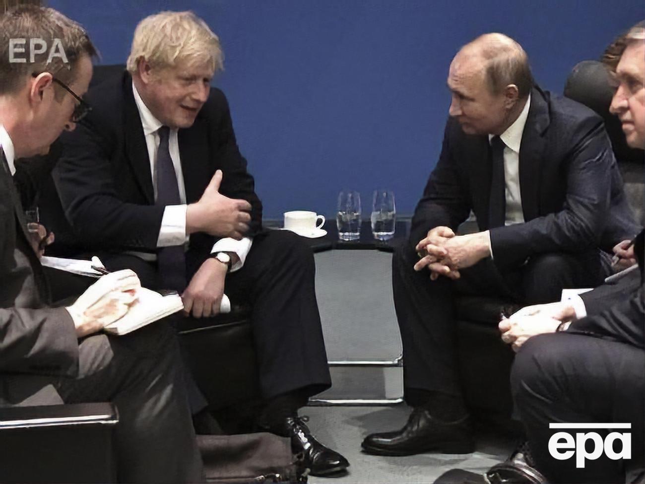 Джонсон (на фото слева) и Путин встретились в кулуарах саммита