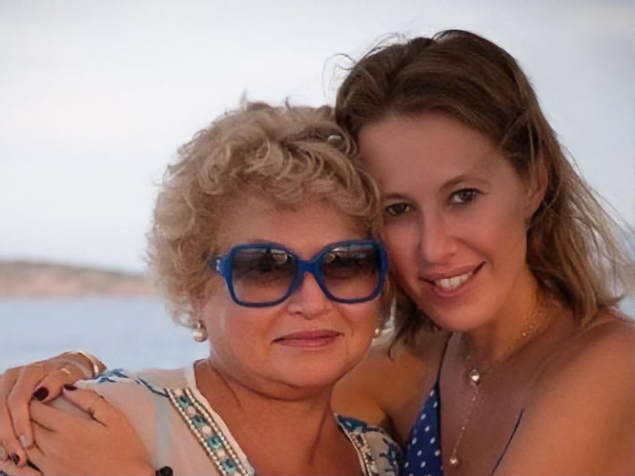 Собчак (на фото справа): С Новым годом!