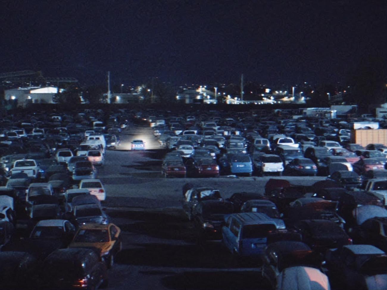 В ролике показаны автомобили в большом количестве