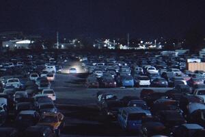 В ролике показаны автомобили в большом количестве