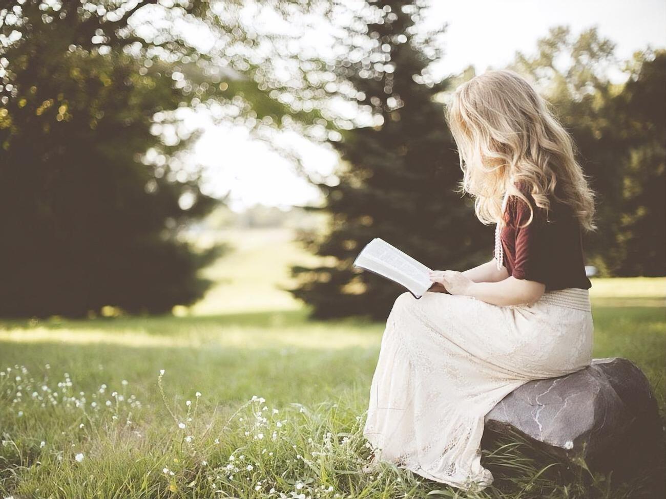 Згідно з опитуванням, жінки читають частіше, ніж чоловіки