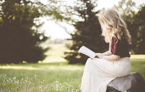 Згідно з опитуванням, жінки читають частіше, ніж чоловіки