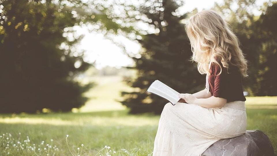 Згідно з опитуванням, жінки читають частіше, ніж чоловіки