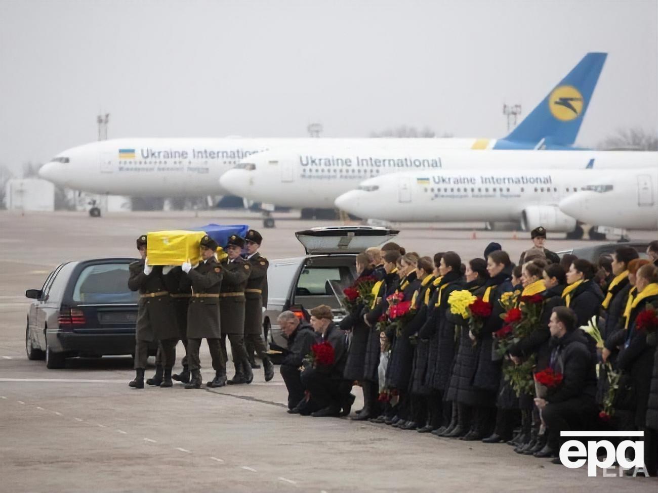 19 января в&nbsp;Борисполь прибыл борт с телами 11 погибших&nbsp;в авиакатастрофе украинцев.