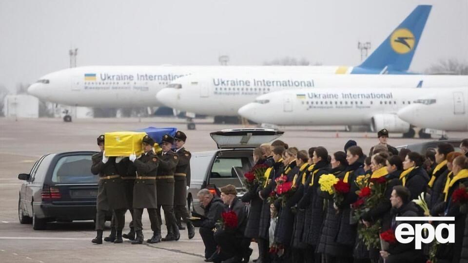 19 января в Борисполь прибыл борт с телами 11 погибших в авиакатастрофе украинцев.