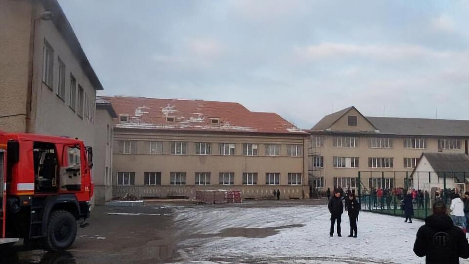 Зі школи евакуювали всіх учнів