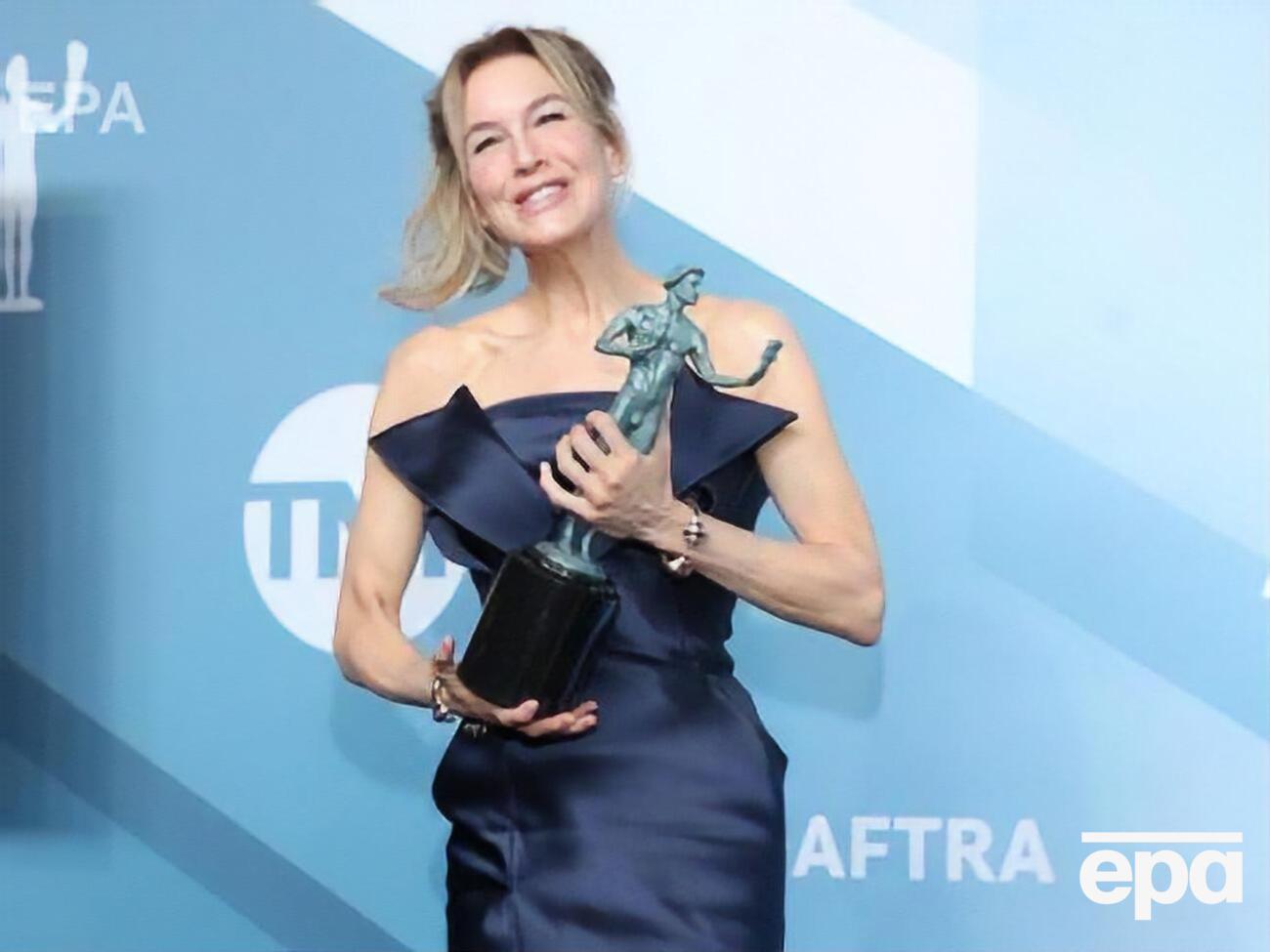 Зеллвегер надела платье с объемным корсетом