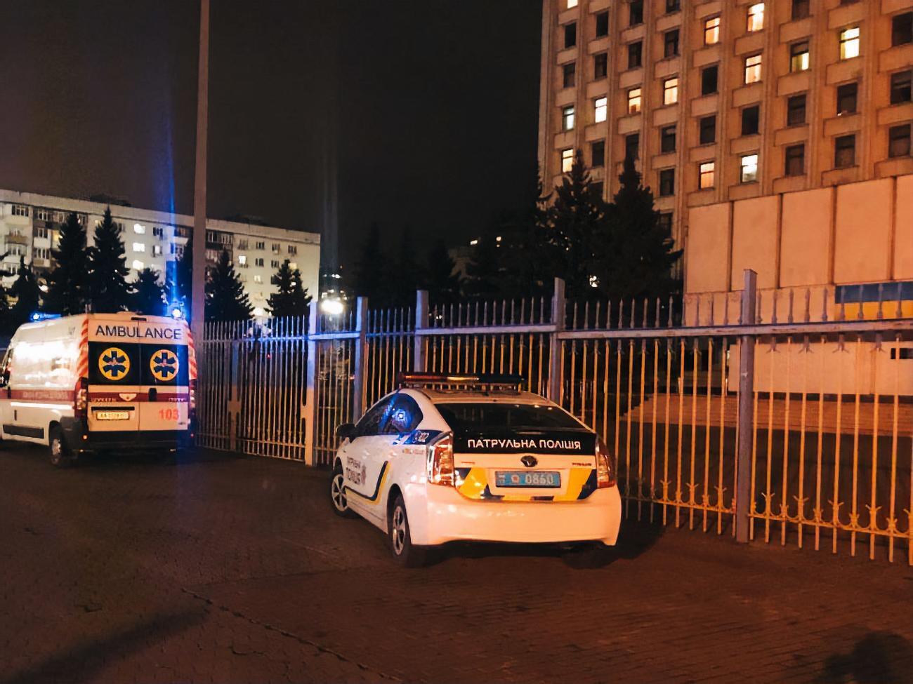 Мужчина умер в здании ЦИК от огнестрельного ранения, сообщают СМИ